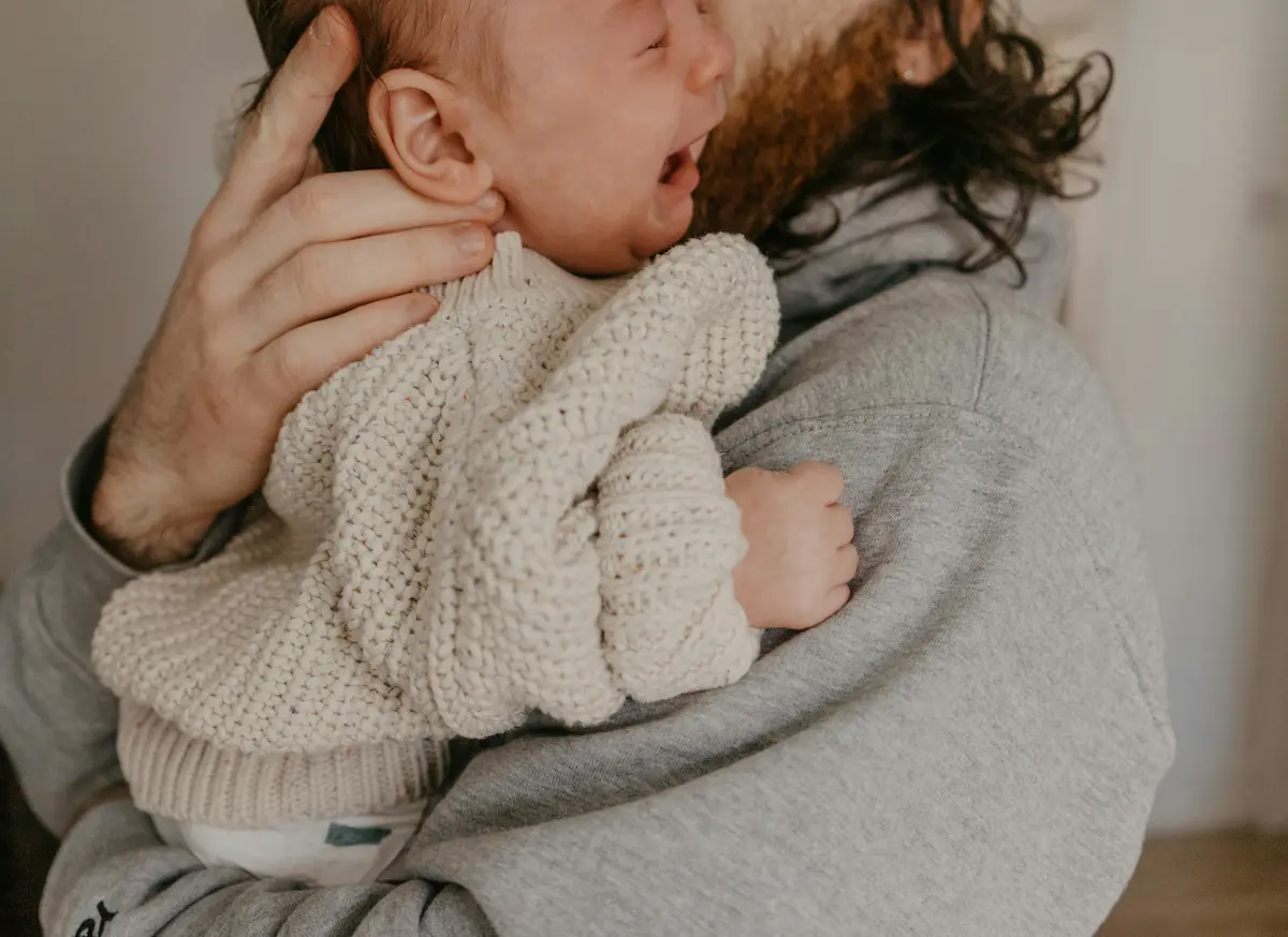 Коліки у немовлят: що це таке і як допомогти дитині (доказові методи)