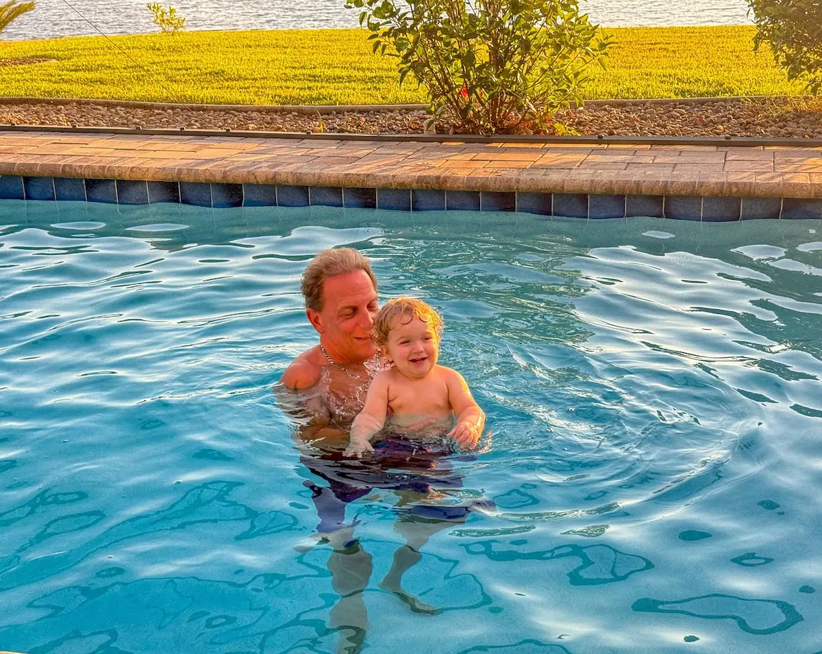 Безпека на воді для немовлят: правила, які потрібно знати перед поїздкою на море чи до басейну